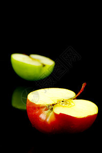 红和绿苹果食物黑色绿色红色图片