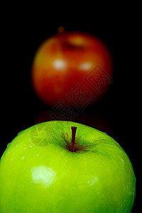 红和绿苹果绿色黑色食物红色背景图片