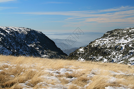 冬季风景蓝色爬坡岩石远足季节房子旅游滑雪冻结远景图片