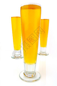 冷啤酒气泡背光绿色金子琥珀色瓶子排列脖子酒精玻璃图片