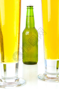冷啤酒排列琥珀色背光白色气泡绿色瓶子金子内衬酒精图片
