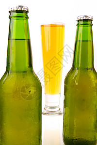 冷啤酒气泡白色金子内衬背光脖子瓶子酒精排列琥珀色图片