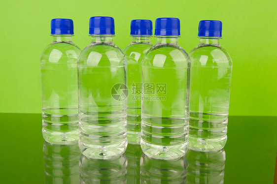 瓶装水淬火行星瓶子口渴环境绿色塑料生态图片