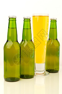 啤酒瓶酒精脖子绿色气泡饮料瓶子排列白色内衬玻璃图片