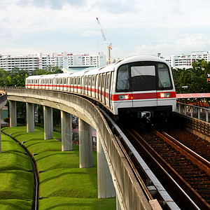 公共地铁运输柱子建筑车站绿色城市天空过境旅行曲目建筑物背景