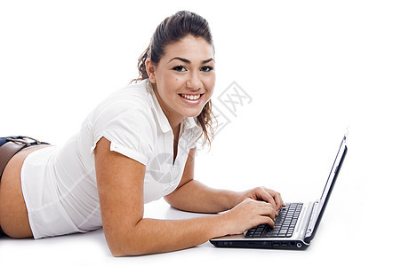 用膝上型电脑放置女性的侧面姿势图片