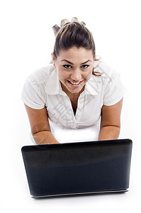 带笔记本电脑的微笑着的妇女女性青年技术键盘冒充工作室屏幕电子产品白色衣服图片