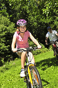 家庭骑自行车骑术青少年女儿公园运动头盔父亲乐趣女孩女士图片