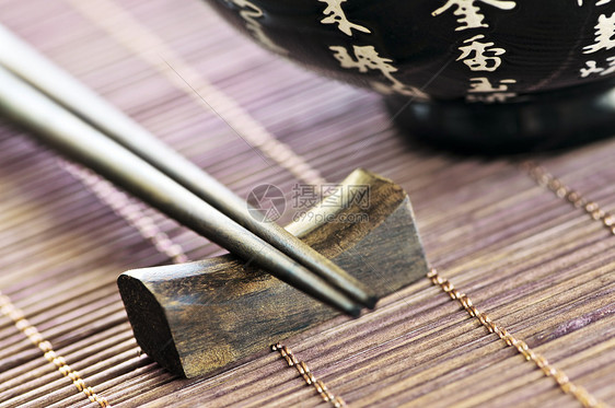 大米碗和筷子桌子菜肴食物木头竹子环境用具餐具美食文化图片
