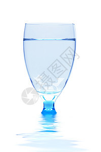 白色背景上隔开的玻璃杯餐厅玻璃口渴杯子蓝色液体酒吧水晶反射高脚杯图片