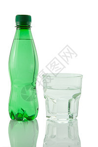 反映白色背景的瓶装矿泉水和一杯矿泉水玻璃活力塑料补水口渴瓶子吞咽水合物镜子反射图片