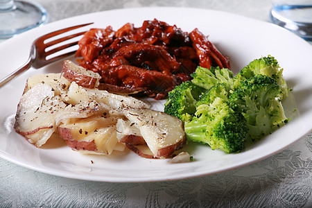 美味烧烤鸡肉盘子白色午餐桌子食物美食土豆用餐香料晚餐图片