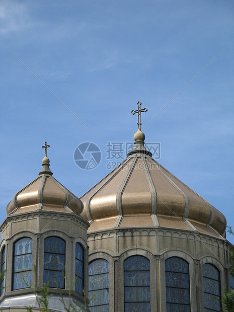 教堂尖塔和蓝天教会外观窗户玻璃圆圈蓝色曲线天空建筑尖顶图片