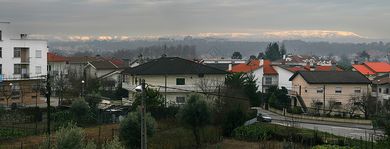 冬季风景顶峰山脉远景滑雪爬坡季节远足蓝色岩石房子图片