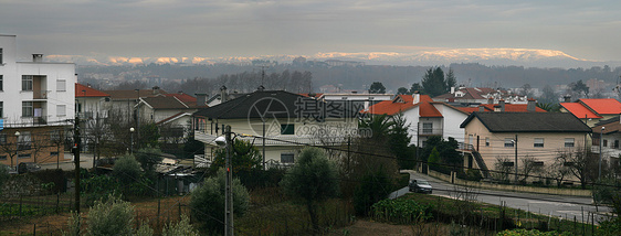 冬季风景顶峰山脉远景滑雪爬坡季节远足蓝色岩石房子图片