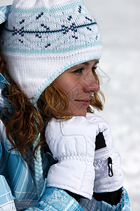 滑雪女孩条纹手套白色运动装眼镜蓝色太阳成人背景图片