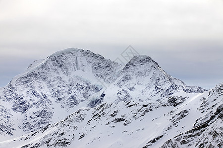 埃尔布鲁斯山晴天阳光爬坡土地旅行闲暇山峰天空冰川登山图片