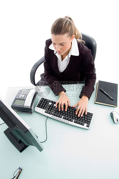 从事计算机工作的妇女的高度角度视角衣服成人女性企业家工作室日记人士电脑页数商务图片
