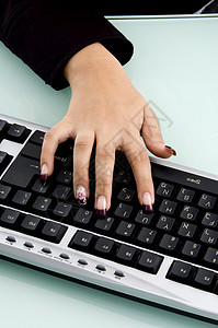 键盘上的手金发女郎工作室白色女士套装企业家商务管理人员女性视角图片