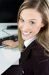 笑着看镜头的女人冒充白色工作室金发女郎纽扣姿势电脑衣服女士管理人员图片