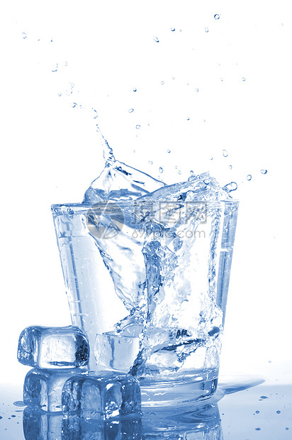 冰冰水玻璃立方体福利瓶子饮料蓝色矿物苏打生活飞溅图片