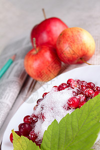 牛莓 红苹果和报纸图片