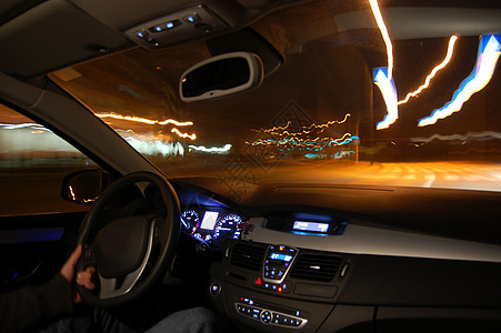 夜间起动的汽车木板筋膜交通运输乐器旅行车轮黑暗红绿灯街道图片