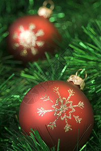 圣诞球装饰玩具装饰品红色金子花环绿色背景图片