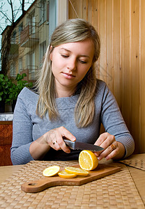 女人切柠檬图片