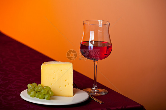 一块奶酪 一堆葡萄和红酒酒精酒杯美食饮料盘子桌布工匠反射食物奶制品图片