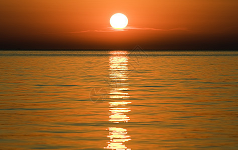 亚得里亚海的日落旅行热带海洋金子黄色海滩红色圆形太阳橙子图片