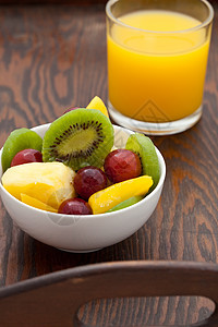 水果沙拉和橘子汁健康早餐背景图片