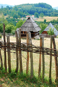 塞尔维亚农村景观国家木材草地森林房屋枝条生态树木建筑学木头图片
