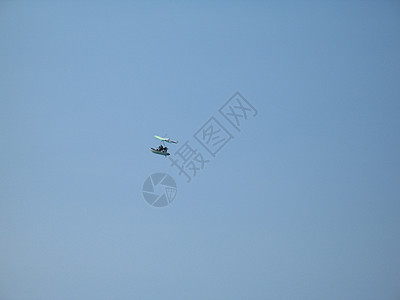 蓝色天空中的滑翔机运动飞行水平图片