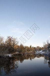 冬季湖雪景国家公园降雪场地天空池塘反思冻结树木图片