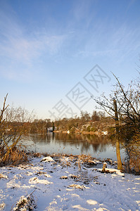 冬季湖冻结树木场地场景池塘公园天气风景降雪季节图片