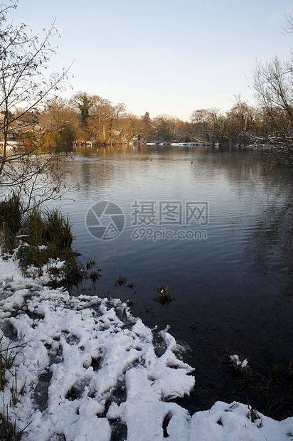 冬季湖雪景天空反思季节树木冻结场地国家池塘公园图片