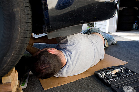 汽车保养和修理运输维修工人跑车检查车辆服务引擎插座棘轮图片