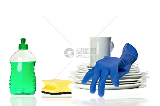 在白色背景上隔离的餐具和清洁用具清洁剂海绵洗碗清洁工液体橡皮手套工具擦洗家务图片