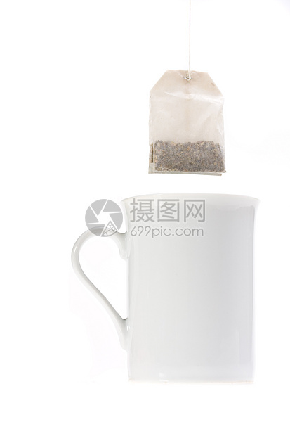 白背景孤立的茶叶袋和白色杯子图片