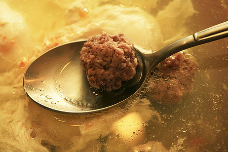 肉丸汤美食杯子烹饪食物传统饮食绿色沙锅鸭子胡椒图片