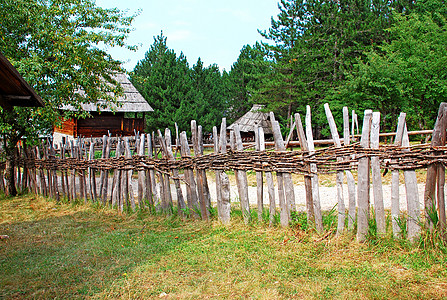 塞尔维亚农村景观院子旅游森林木头博物馆房屋树木国家旅行下坡图片