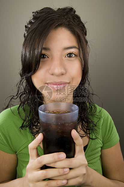喝苏打汽水的女孩流行音乐棕色女性享受拉丁玻璃青少年眼睛青年杯子图片