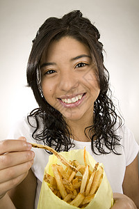带薯条的女孩享受润滑脂青少年女性拉丁眼睛黑发长发青年土豆图片