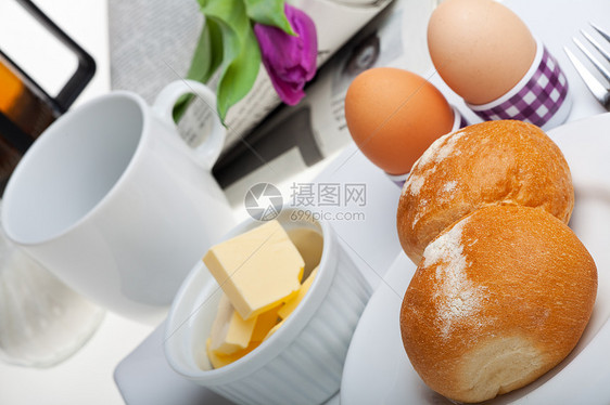 白色背景的鸡蛋 面包 黄包 黄油和咖啡勺子郁金香咖啡店盘子杯子营养洒水器包子食物糕点图片
