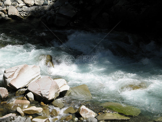 绿河水绿色蓝色溪流石头运动河道岩石休息小路激流图片