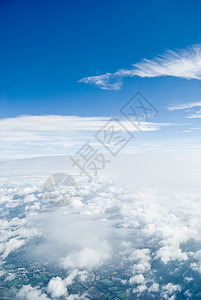 云层之上飞行天际空气场景天空立交桥航班地平线风景蓝色图片