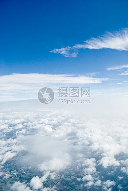 云层之上飞行天际空气场景天空立交桥航班地平线风景蓝色图片