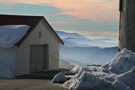 冬季风景顶峰爬坡滑雪旅游天空山脉冻结蓝色远足房子图片