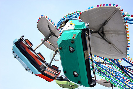 旋转木马蓝色车轮娱乐乐趣玩具马戏团圆形天空吸引力公园图片